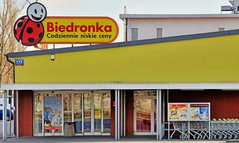Ile można zarobić w Biedronce? Zaskakujące pensje i benefity
