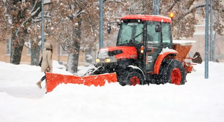 Odśnieżanie dachów ile można zarobić? Sprawdź realne zarobki!