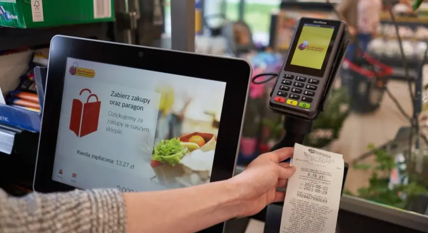 Ile można zarobić na kasie w supermarkecie? Zaskakujące różnice w pensjach